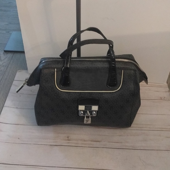 Guess Handbags - 🌺🌸Nice bag by Guess 🍀